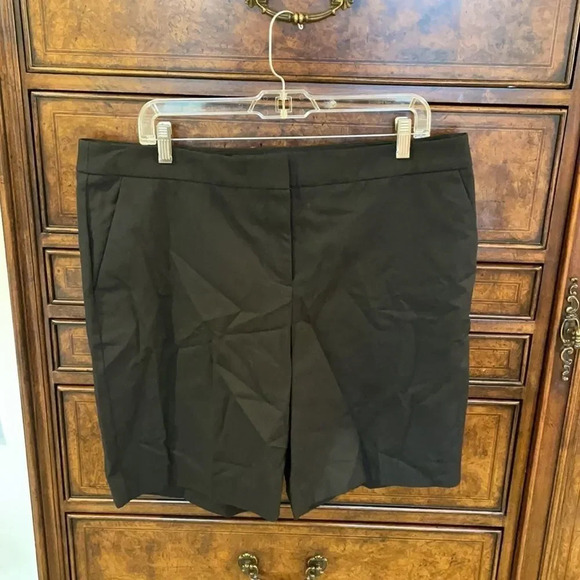 Talbots woman’s black Bermuda shorts - Picture 2 of 7